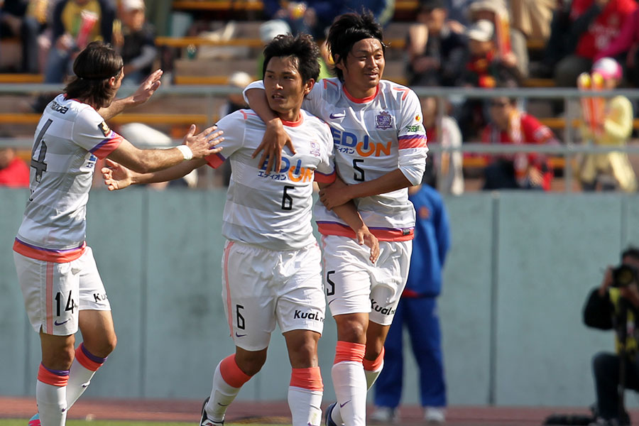 かつて広島で共闘した青山敏弘と千葉和彦【写真：Getty Images】