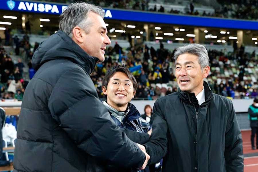 福岡で2シーズンにわたって英語通訳を務めた酒井龍氏（中央）【写真：avispa fukuoka】