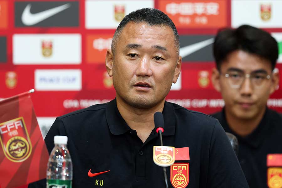 U-16中国代表を率いる上村健一監督【写真：Getty Images】