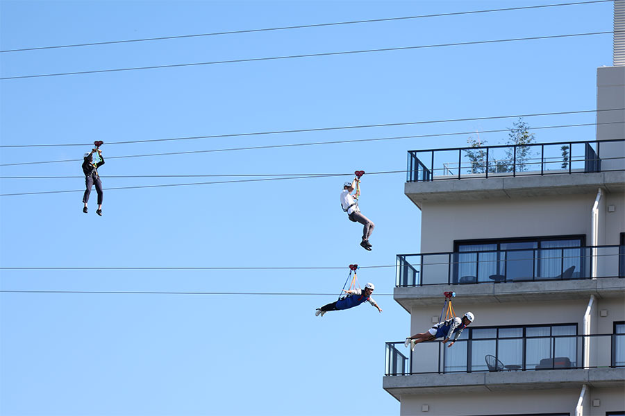 スタジアム上空を滑走するジップライン【写真：Getty Images】