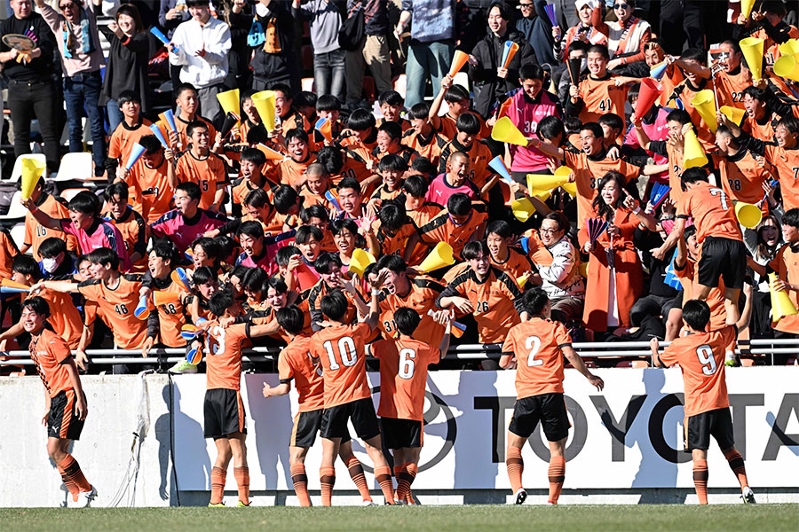 高川学園が青森山田からトルメンタで先制ゴールを奪った【写真：徳原隆元】