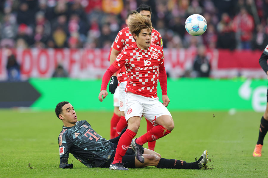 ジャマル・ムシアラとマッチアップした佐野海舟【写真：Getty Images】