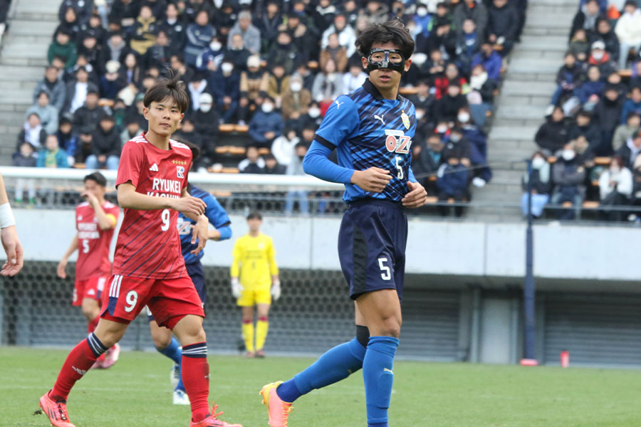 フェイスガードをつけながらも最終ラインを支えた五嶋夏生（5番）【写真：FOOTBALL ZONE編集部】