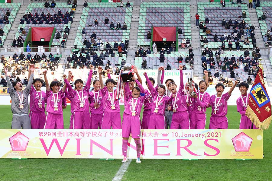 全日本高校女子サッカー選手権大会で3連覇を達成した藤枝順心【写真：産経新聞社】