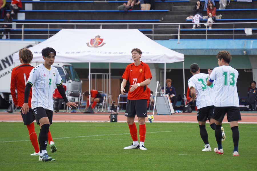 練習試合を行った名古屋と千葉【写真：FOOTBALL ZONE編集部】