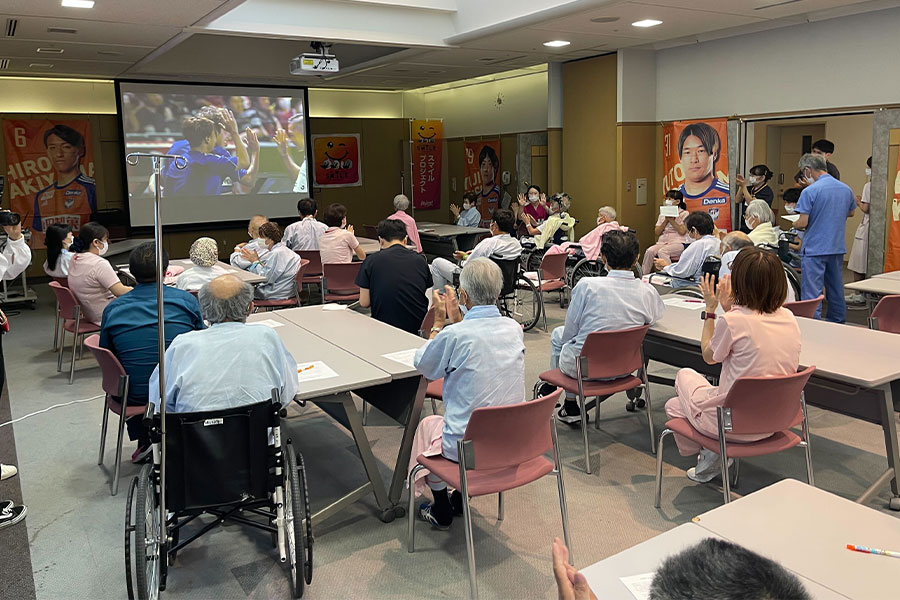 昨年6月末に新潟県立中央病院で再開された病院ビューイングの様子【提供：アルビレックス新潟】