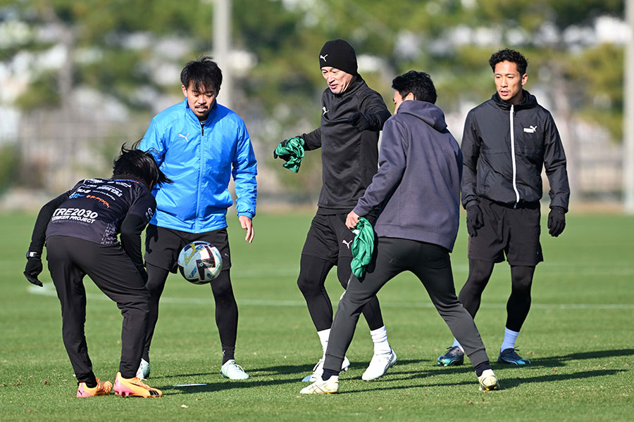 「サッカー漬け？　まあそうだね」…40歳近く年の離れた選手たちと汗を流すカズ【写真：徳原隆元】