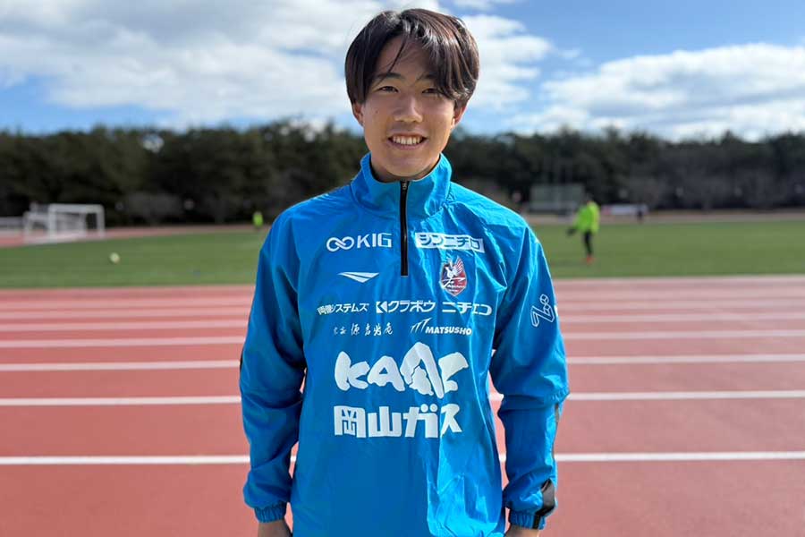 岡山の佐藤龍之介【写真：FOOTBALL ZONE編集部】