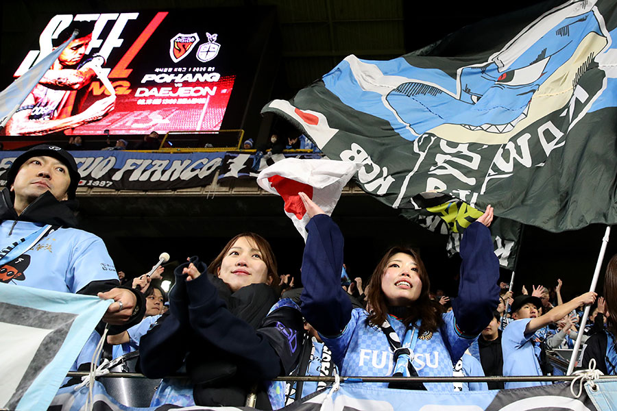 浦項に集まった川崎フロンターレのサポーター【写真：Getty Images】