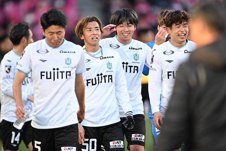 クラブ新記録の開幕3連勝で首位に立つ湘南【写真：徳原隆元】