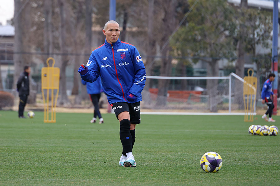 キャプテン小泉慶がまさかのイメチェン【写真：(C) FC TOKYO】