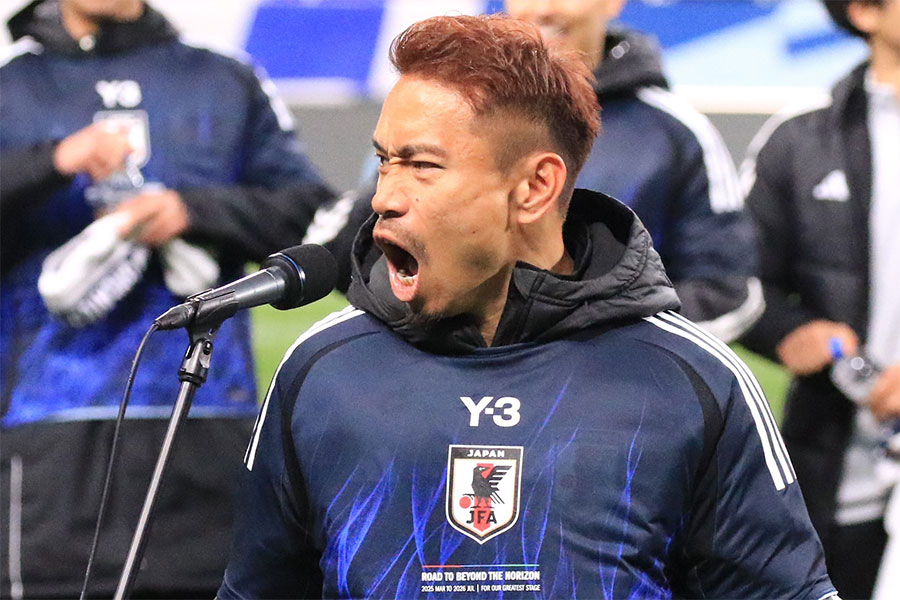 試合後に「ブラボー！」でスタジアムを盛り上げた長友佑都【写真：Noriko NAGANO】