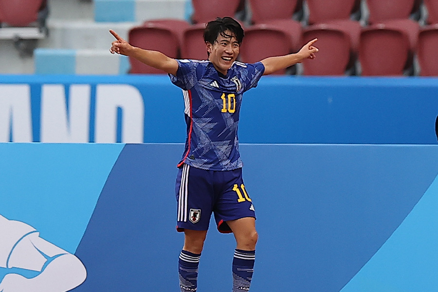 10番を背負ってプレーする佐藤龍之介【写真：2023 Asian Football Confederation (AFC)】