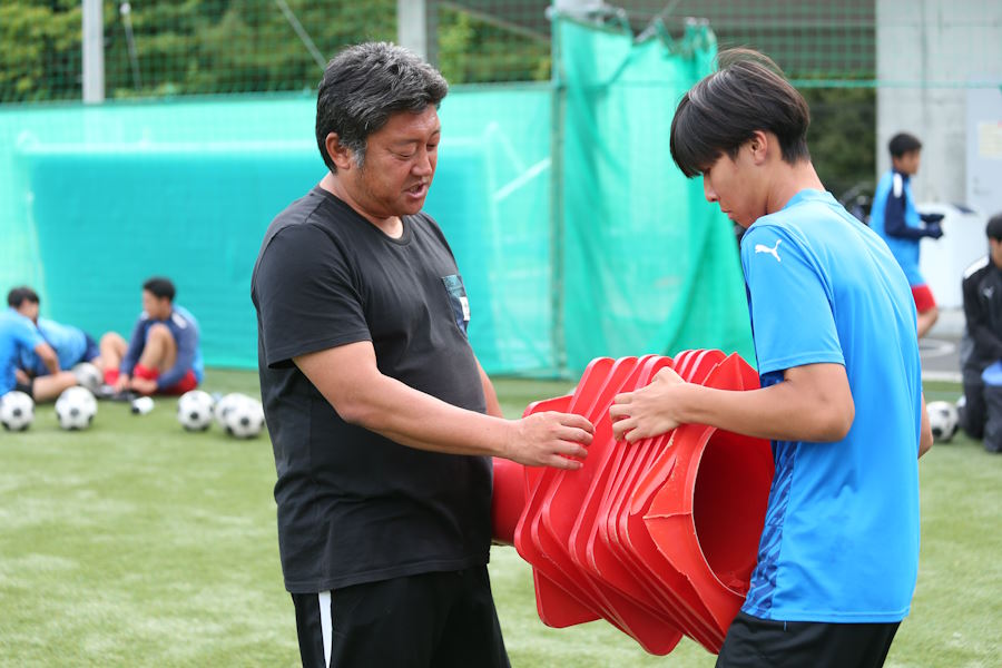 ふたば未来学園高校で監督を務めている朝岡隆蔵氏（写真左）【写真：平野貴也】