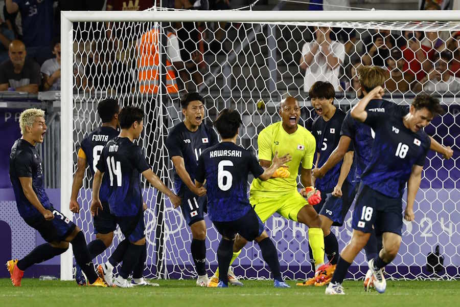 高井、藤尾がキッカーの前に立ちはだかったシーンを深堀り【写真：ロイター】