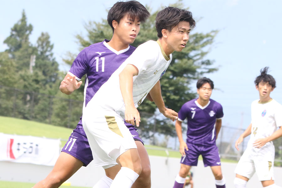 阪南大学でボランチとして活躍する工藤紫苑（写真手前）【写真：FOOTBALL ZONE編集部】