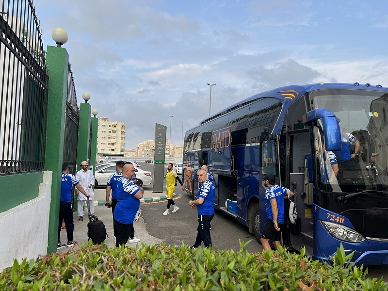 日本代表の隣の練習場に入りするシリア代表【写真：FOOTBALL ZONE編集部】