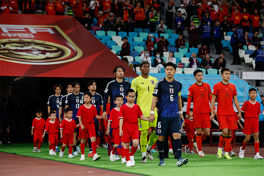 日本の選手に対して中国サポーターからブーイングが響いた【写真：Getty Images】