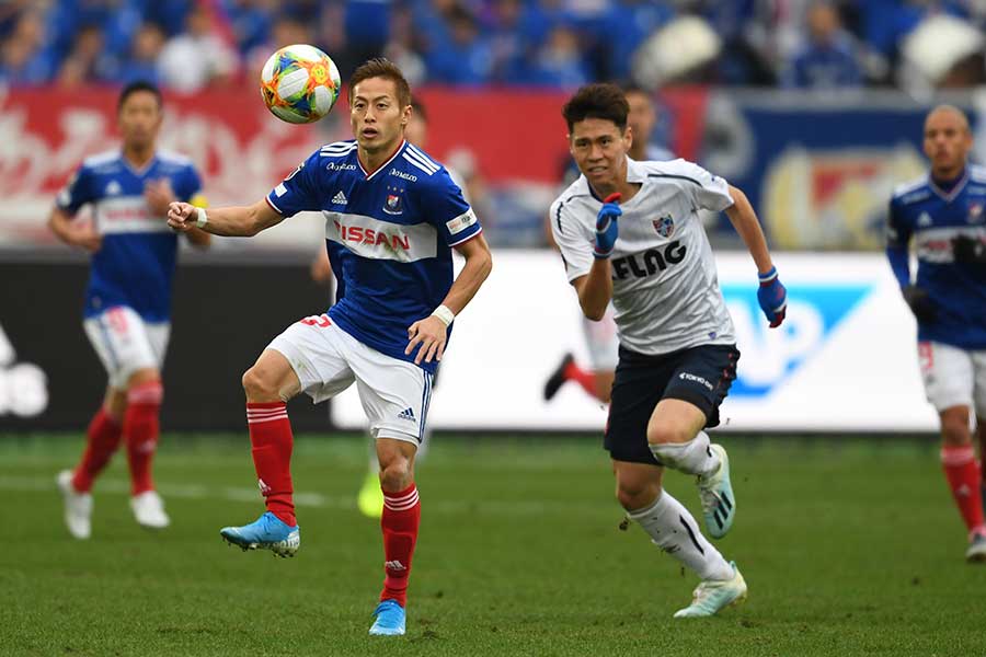 今季からチームメイトになった仲川輝人（左）と橋本拳人【写真：Getty Images】